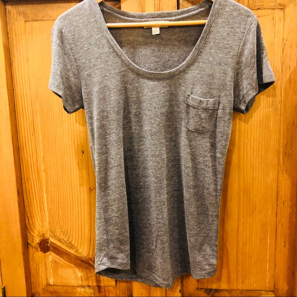 🌼SCOOPNECK POCKET TEE🌼 - Picture 2 of 4
